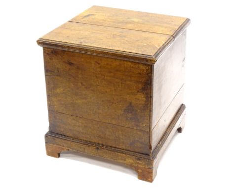 A 19thC mahogany box commode, with a hinged lid and a moulded edge on bracket feet, lacking interior 45 cm wide.
