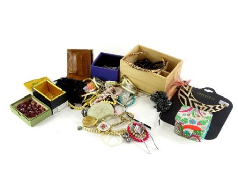 A quantity of modern costume jewellery and effects, comprising compacts, necklaces, bracelets, jewellery pouches, brooches, e