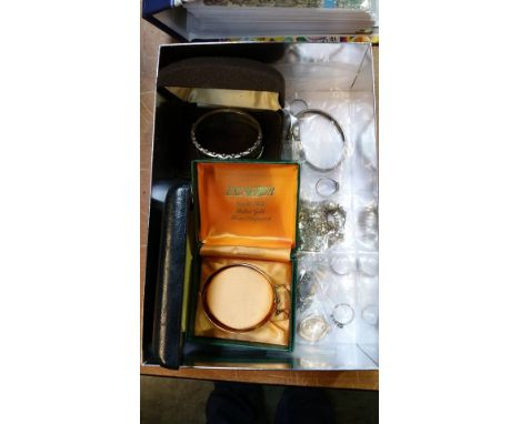 Tray of assorted jewellery including a silver bangle etc.