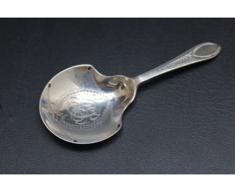 A HALLMARKED SILVER CADDY SPOON - LONDON 1793, makers mark JW, L 9.5 cm