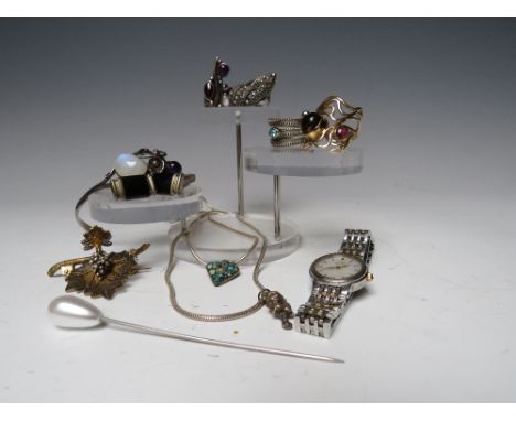 A SMALL JEWELLERY CASE AND CONTENTS, to include a selection of silver and white items comprising a handcrafted style bangle, 
