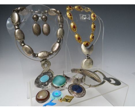 A COLLECTION OF VINTAGE AND MODERNIST STYLE COSTUME JEWELLERY, to include a signed Ruskin brooch - missing pin, a similar ova