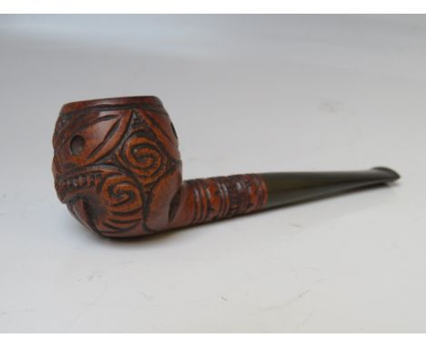 AN EARLY 20TH CENTURY POLYNESIAN NEW ZEALAND MAORI TOBACCO SMOKING PIPE, with carved Tiki face, L 14 cm