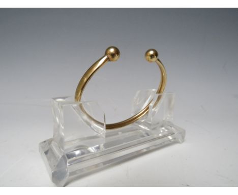 A HALLMARKED 9CT GOLD TORQUE BANGLE, makers mark for SD, approx 4.85 g