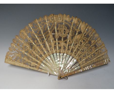 A VINTAGE LACE FAN WITH MOTHER OF PEARL STICKS, L 24 cm