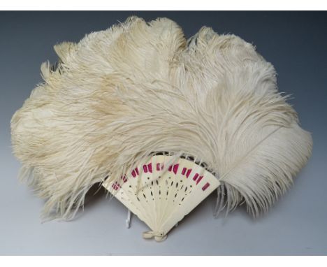 A VINTAGE CREAM OSTRICH FEATHER FAN WITH IVORINE STICKS, L 36 cm