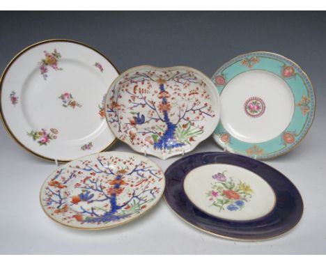 A SELECTION OF ANTIQUE AND OTHER DECORATIVE CABINET PLATES, to include a shaped example with Oriental Imari type pattern and 