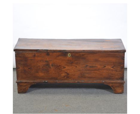 Georgian boarded elm coffer, of six-plank construction, bracket feet, length 111cm, height 49cm.