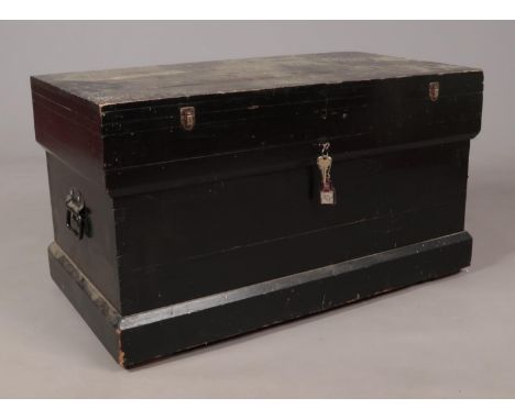 A painted carpenters chest with contents of various good quality tools. Includes planes, chisels, saws etc.  