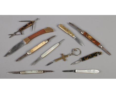 A good collection of pocket and fruit knives, to include cartridge, bone and novelty crucifix examples.  Chips to coronation 