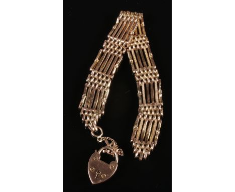 A 9ct gold gate bracelet with 9ct gold heart shaped clasp. 11.74g  