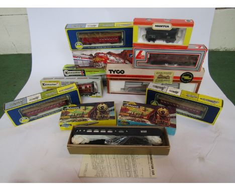 A collection of boxed 00/H0 gauge locomotives and rolling stock including Lima, Athearn, Mantua, AHM and Tyco together with t