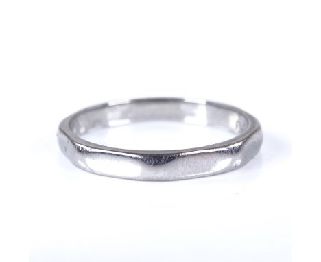 An 18ct white gold octagonal wedding band ring, maker's marks HS, hallmarks Birmingham 1935, band width 2.3mm, size K, 2gGood