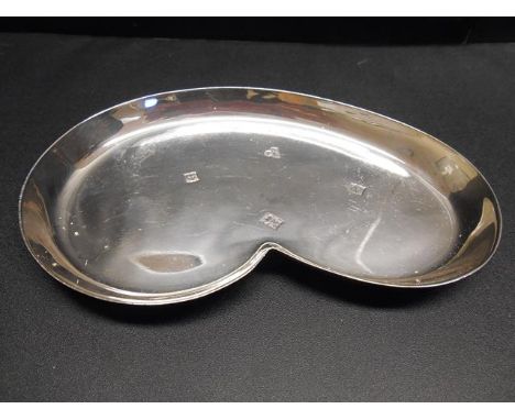 A 20th century kidney shaped silver trinket dish, Birmingham 1962, maker Payne & Son, no.1405 - approx weight 91.5g/2.9 troy 