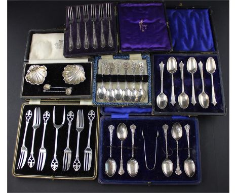 A pair of silver salts and spoons, by John &amp; William F Deakin, Chester 1918, the salts fashioned as scallop shells, raise