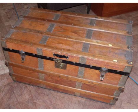 Leather travelling trunk. Condition report: see terms and conditions.