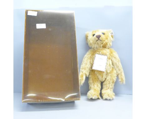 A Steiff limited edition British Collector's 1906 replica Teddy bear, boxed (yellowing to lid) 