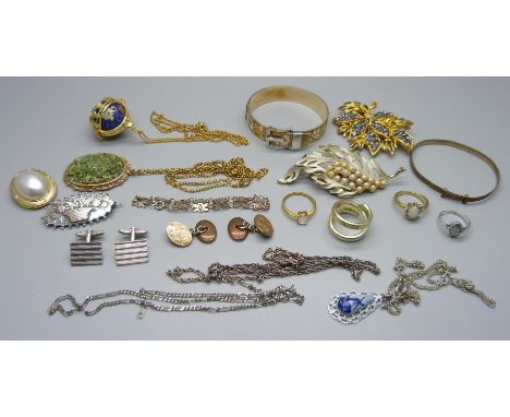 A Victorian silver brooch, a pair of silver cufflinks, a buckle bangle and other jewellery 