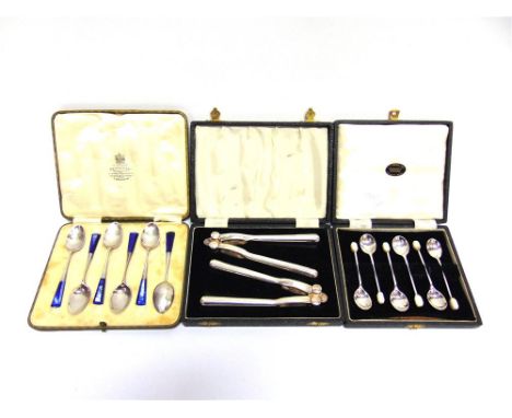 A CASED SET OF SIX SILVER ART DECO COFFEE SPOONS by William Hutton & Sons Ltd, Sheffield 1930, with blue pearlised plastic fi