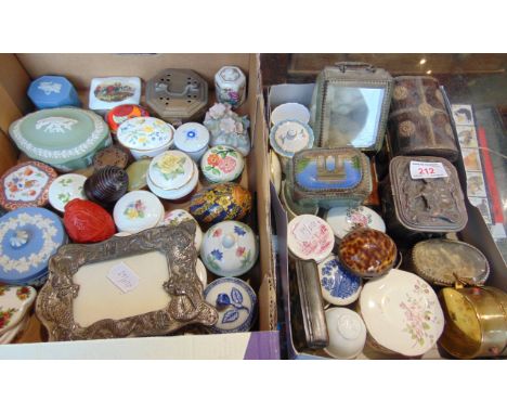 A LARGE COLLECTION OF ASSORTED TRINKET BOXES,  continental glass jewellery caskets, inlaid horn snuff box etc.