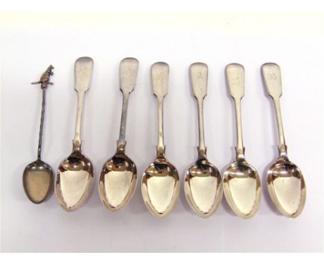 A SET OF SIX LATE VICTORIAN SILVER FIDDLE PATTERN TEASPOONS with a single silver teaspoon with a kangaroo finial; 117g (3.7 t