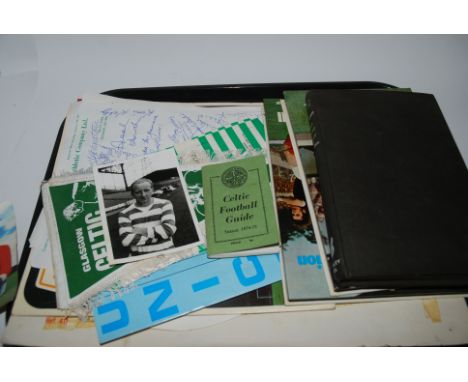 A tray lot of Celtic F.C. memorabilia including books, programmes, signed Jimmy Johnstone photograph etc Condition Report: Av