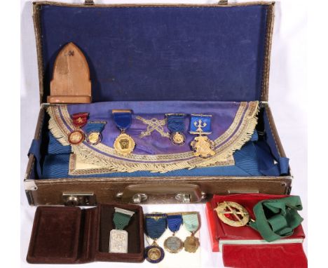 9ct gold Masonic jewel, Lodge Solomon No 1209 presented to Bro. Douglas M Tait RWM 1971-1972, approximately 17 grams, nine ot