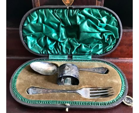 SILVER FORK, SPOON AND NAPKIN RING CASED, SHEFFIELD 1900, WEIGHT APPROXIMATELY 88g 