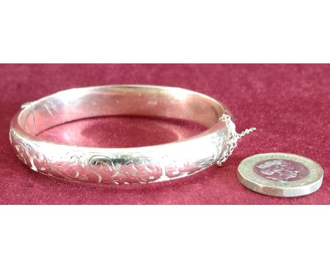 9ct GOLD LADIES BANGLE, WEIGHT APPROXIMATELY 15.4g 