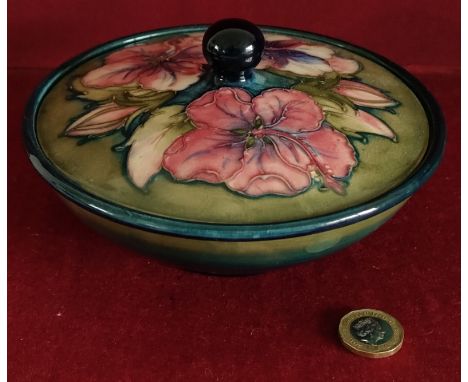 MOORCROFT HANDPAINTED AND GLAZED CERAMIC STORAGE BOWL WITH COVER 