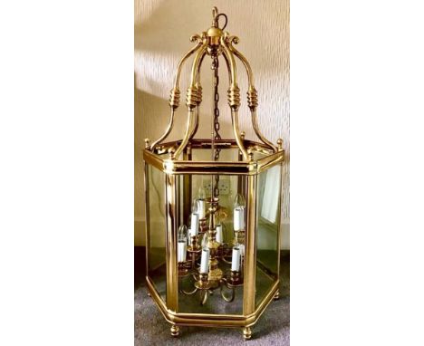 LARGE HIGH QUALITY CONTEMPORARY BRASS HANGING CEILING LIGHT WITH GLASS PANELS, APPROXIMATELY 120cm HIGH 