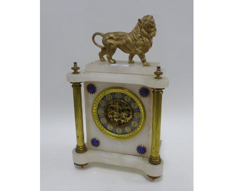 White hardstone mantle clock with lion surmount and faux brass pilasters, 34cm 