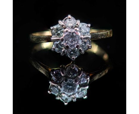 AN 18 CARAT YELLOW GOLD AND DIAMOND FLOWER HEAD CLUSTER RING set with seven round brilliant-cut diamonds. Estimated principal