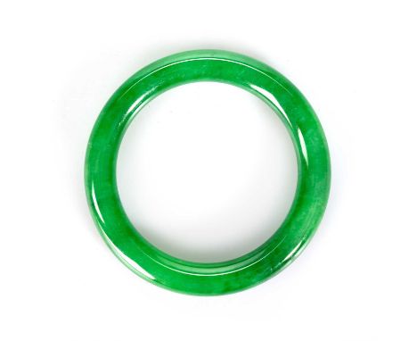 A CHINESE POLISHED JADE BANGLE V 7.8cm diameter, 62 grams