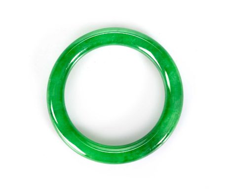 A CHINESE POLISHED JADE BANGLE V 7.8cm diameter, 62 grams