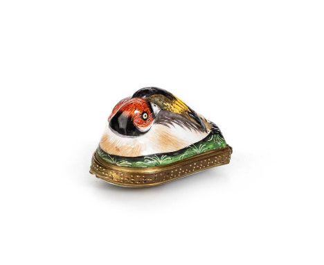 A BIRMINGHAM OR SOUTH STAFFORDSHIRE ENAMEL BIRD BONBONNIÈRE, CIRCA 1765-1770 modelled as a goldfinch, its head turned towards