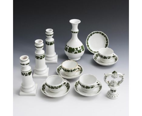 3 Kerzenleuchter, Vase, 4 Mokkatassen und Etagerenknauf mit Weinlaubdekor. Meissen. Verschiedene Schwertermarken, ab 1850 - 2