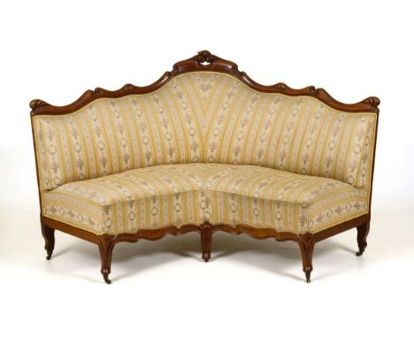Louis-Philippe-Ecksofa. Mitte 19. Jh.             Nussbaum massiv und gebeizt. Ca. 123 x 205 x 95 cm.             Voll gepols