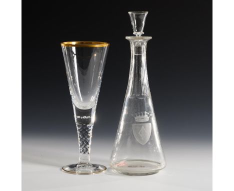 Karaffe mit Wappen und Spitzkelch. Um 1900.             Farbloses Glas, 1x mit Goldstaffage.             1x wohl JOSEPHINENHÜ