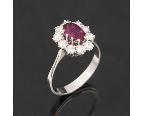 Rubin-Brillant-Ring.             585er Weißgold (14 kt). Ringgröße: 57. 3 Gramm.             Facettierter Rubin circa 7,7 x 5