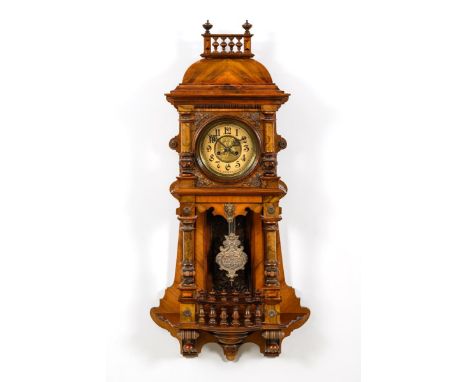  Prunkvoller Gründerzeit-Freischwinger. Gustav Becker. Ende 19. Jh.Gemarktes Werk mit Halbstundenschlag auf Tonfeder. Funktio
