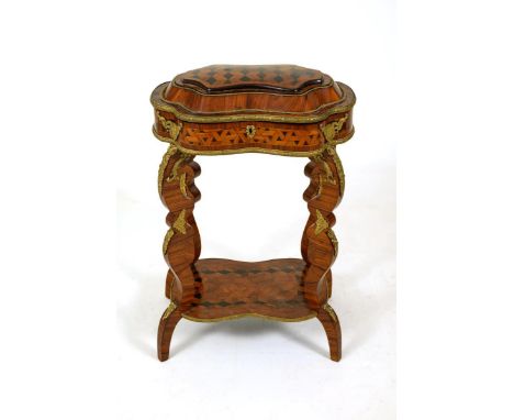 Extravaganter Nähtisch im Barock-Stil. Ende 19. Jh.             Palisander und andere Hölzer furniert und maserfurniert. Ca. 