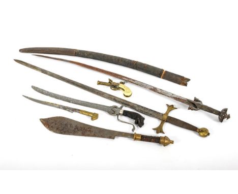 Konvolut von 6 dekorativen Waffen.                         Anderthalb-Händer mit gerader Klinge und Messinggefäß. L 97 cm. / 