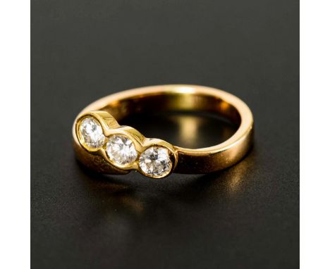 Ring mit Brillanten.             Gelbgold 585 geprüft. Brillanten zus. ca. 0,30 ct. Weiß/PI. Ringgröße 54. 3,3 g.            