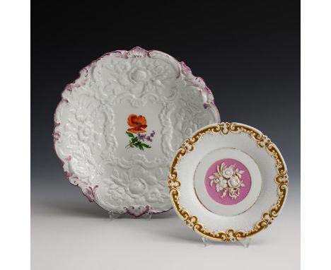 Biedermeier-Reliefteller und Reliefschale. Meissen.             Polychrom bemalt, 1x goldstaffiert.             1x 1816-1824: