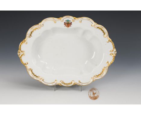 Schale mit Wappenmotiv. Gotha. Hennenmarke, 1860-ca. 1883.             Polychrom bemalt, goldstaffiert. L 27,5 cm.           