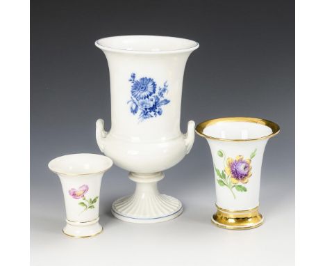 3 Vasen mit Blumenmalerei. Meissen. Knaufschwerter, ab 1850-1924 und Schwertermarke, 2. H. 20. Jh., 1. Wahl und 3 Schleifstri