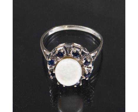 Perlen-Saphir-Ring.             333er Weißgold (8 kt). Ringgröße: 50/51. 3 Gramm.             Zuchtperle, umlaufend 8 kleine 