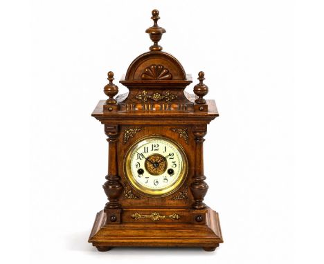             Kleine Gründerzeit-Tischuhr. Wohl Junghans. Ende 19. Jh. Gehäuse-Nr. 3050. Ungemarktes Werk mit Halbstundenschlag