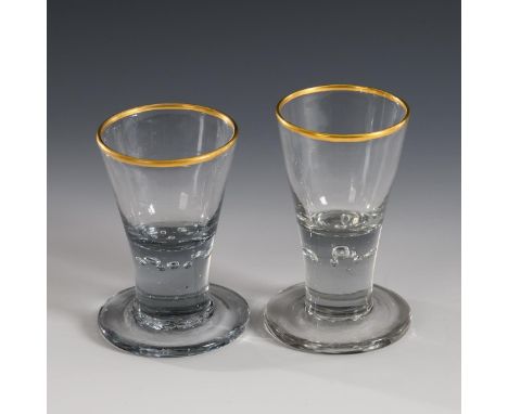 2 Schnapsgläser mit Goldrand. Lauenstein. Ungemarkt, 2. H. 18. Jh.             Farbloses, leicht graustichiges Glas, Goldstaf